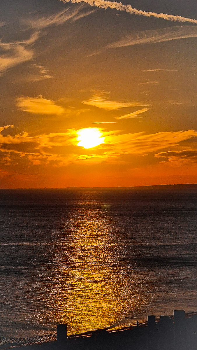 Minimal sunset photography by Tony Livins over the sea